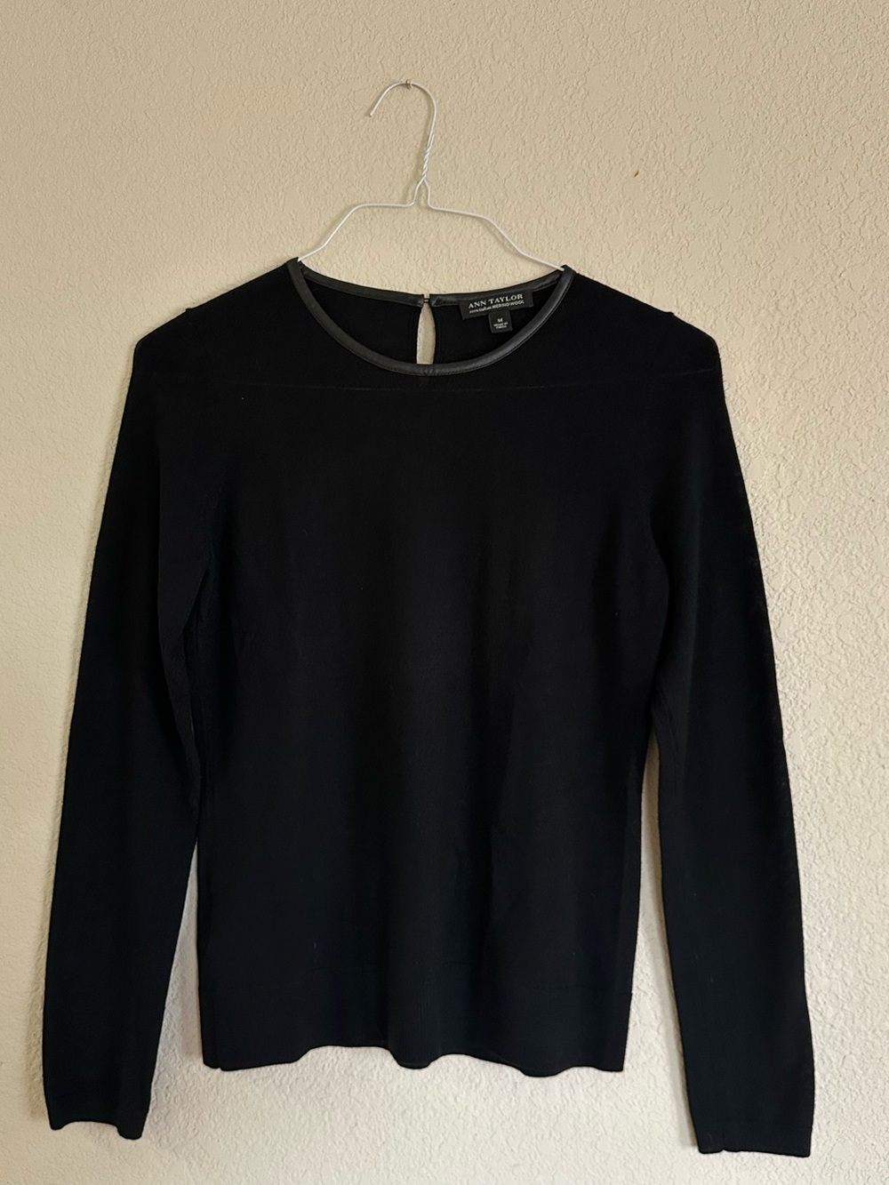 Ann Taylor 100% Merino Wool Lightweight Knit Top Black Long Sleeve Medium